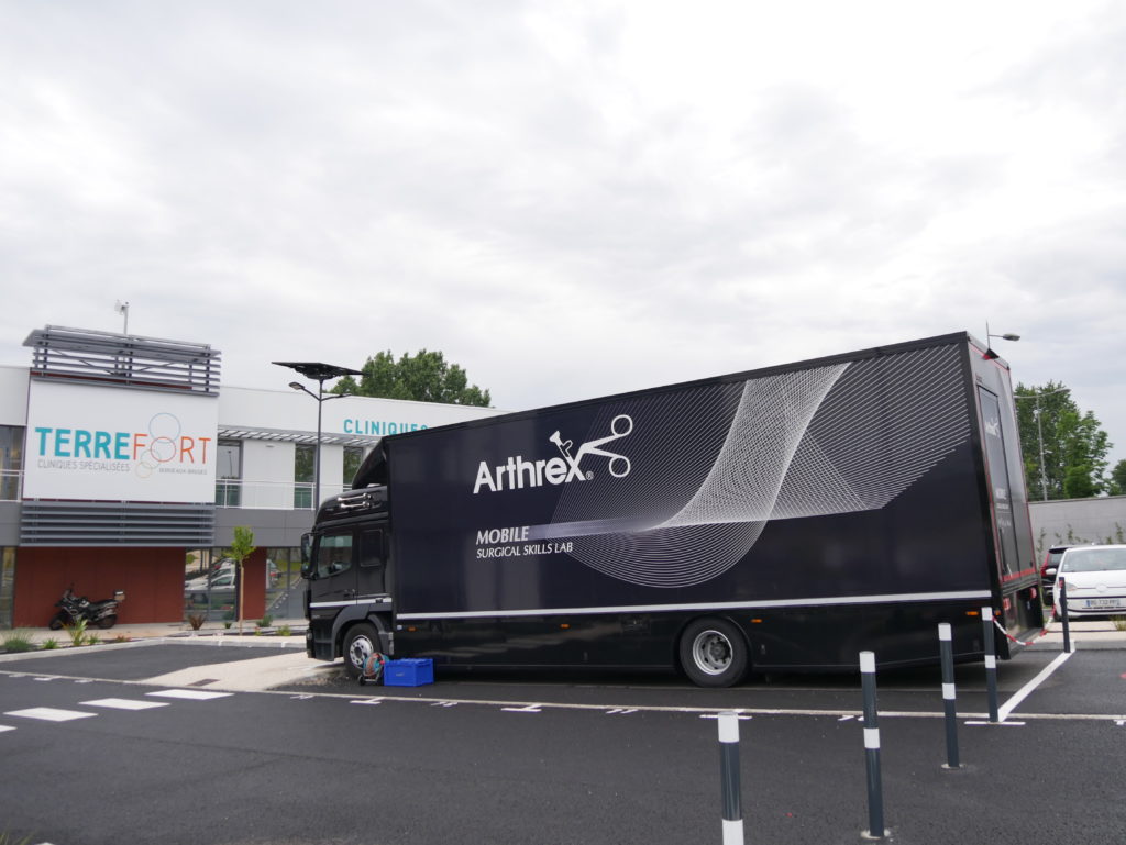 Visite du Mobil Lab Arthrex. Galerie photos - Clinique Épaule Bordeaux